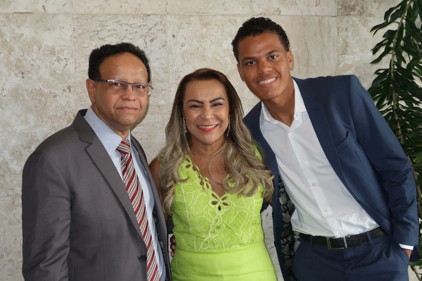 Tia Ju com o esposo Pedro Freitas e o filho Victor