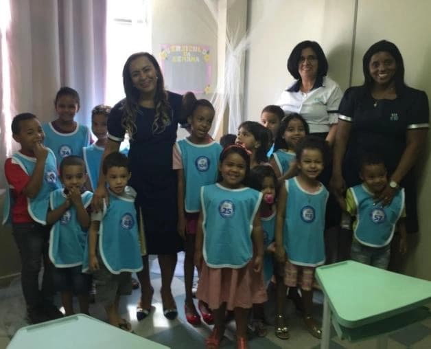 Tia Ju com crianças da Educação Bíblica Infantojuvenil (EBI)